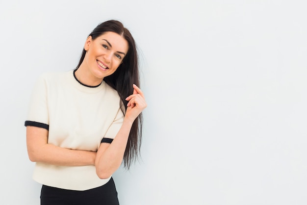 Mujer joven en ropa ligera sonriendo