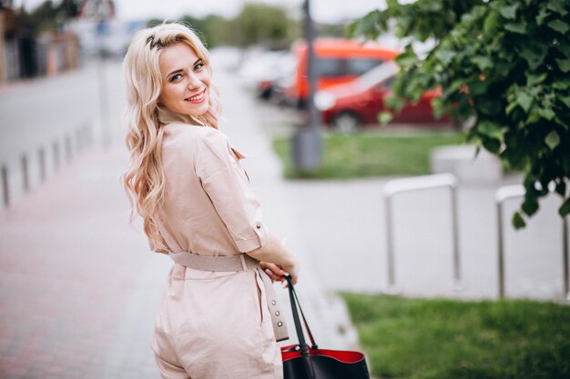 Mujer joven en rosa de moda en general