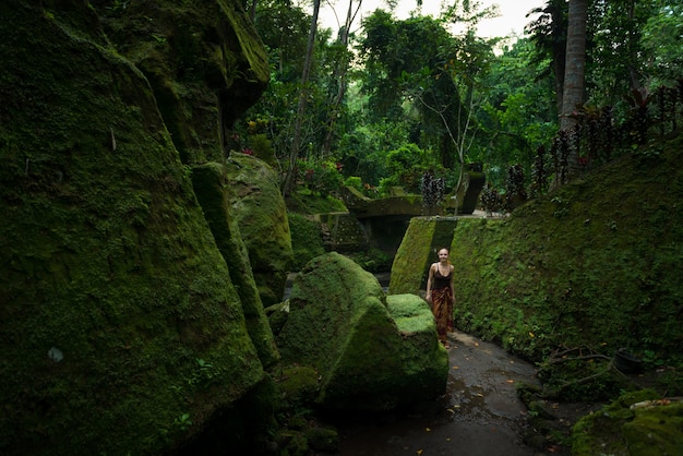 Foto gratuita mujer joven entre las ruinas del templo