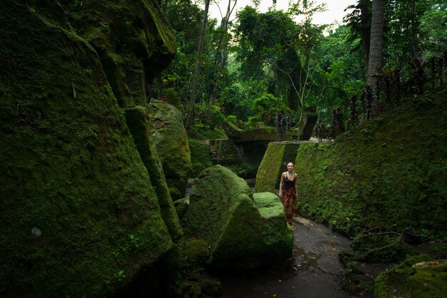 Mujer joven entre las ruinas del templo