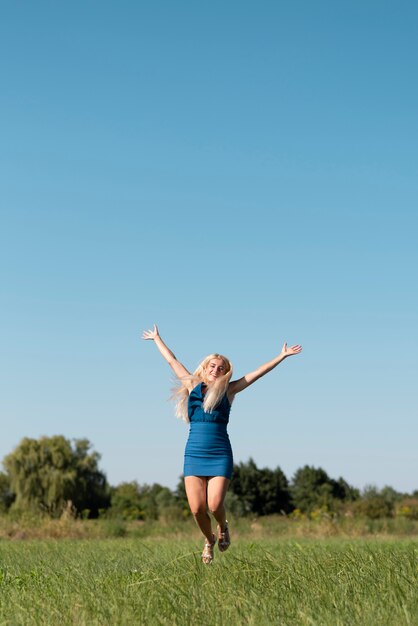 Mujer joven saltando en la naturaleza