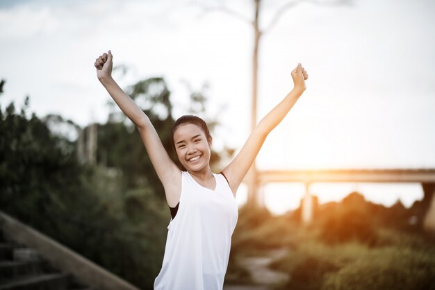 Mujer joven sana calentamiento al aire libre entrenamiento antes de la sesión de entrenamiento en el parque.