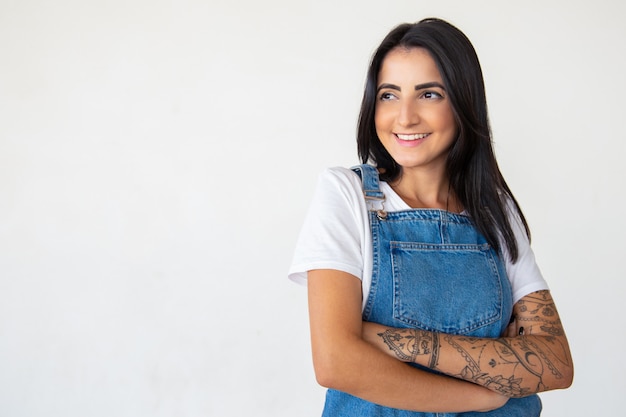 Foto gratuita mujer joven segura con los brazos cruzados