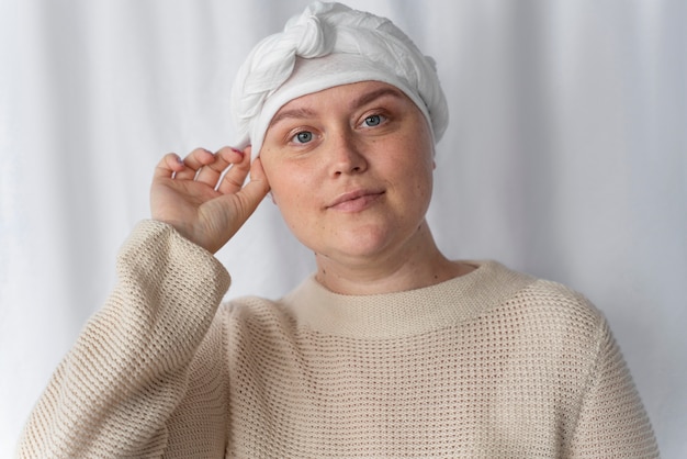 Foto gratuita mujer joven segura que lucha contra el cáncer