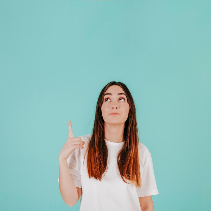 Foto gratuito mujer joven señalando hacia arriba