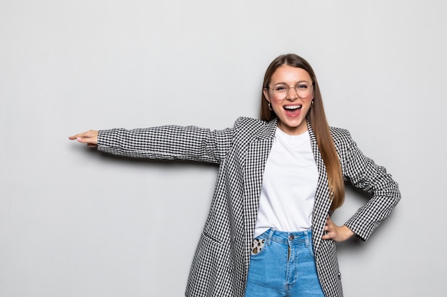 Mujer joven, señaló, lado, con, un, sonrisa, aislado