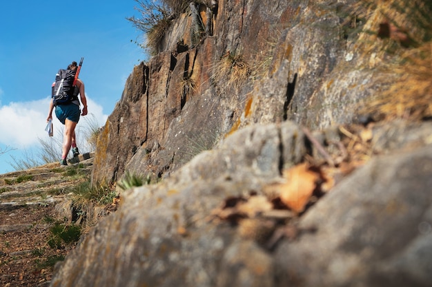 Mujer joven senderismo en las montañas de Piamonte, Italia