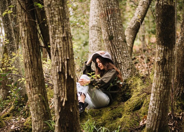 Mujer joven sentada en la naturaleza