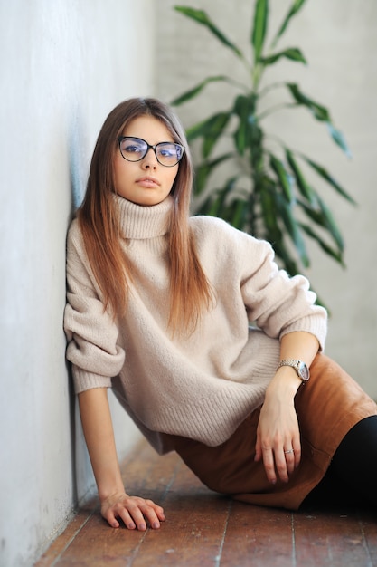 mujer joven sentada en el suelo y posando