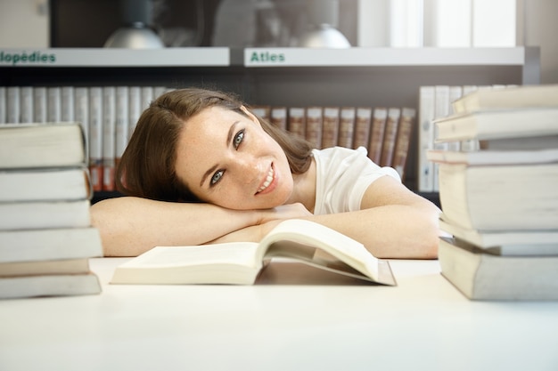 Mujer joven, sentado, en, biblioteca