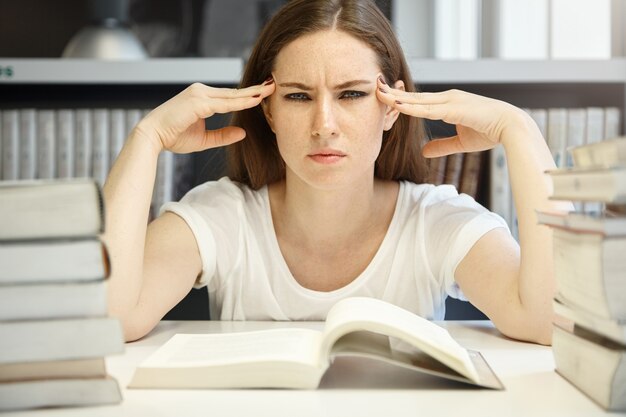 Mujer joven, sentado, en, biblioteca