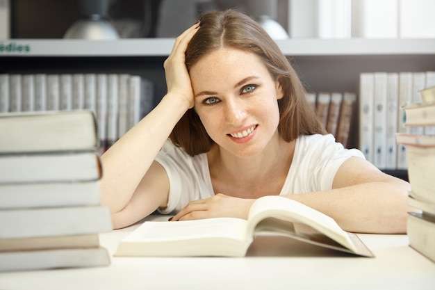 Mujer joven, sentado, en, biblioteca