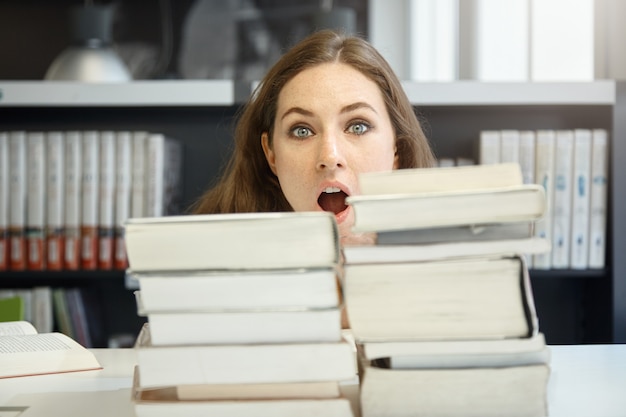 Mujer joven, sentado, en, biblioteca