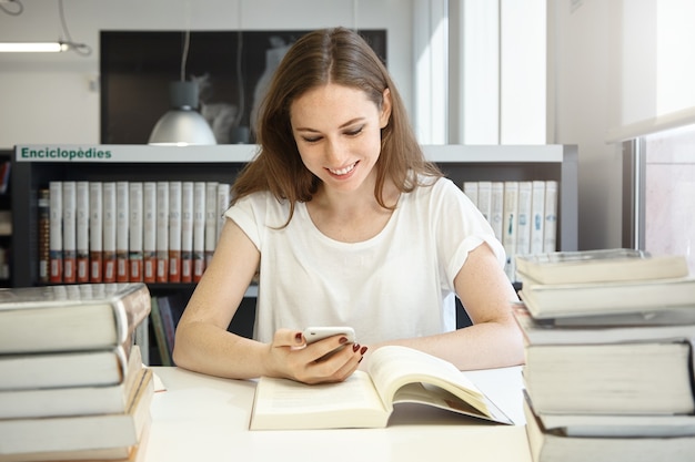 Mujer joven, sentado, en, biblioteca