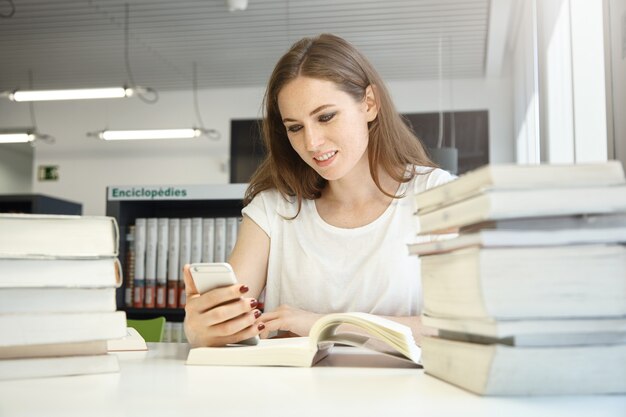 Mujer joven, sentado, en, biblioteca