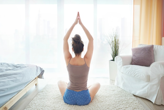 Mujer joven, sentado, en, ella, habitación, meditar