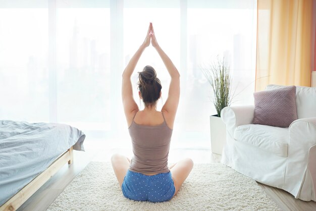 Mujer joven, sentado, en, ella, habitación, meditar