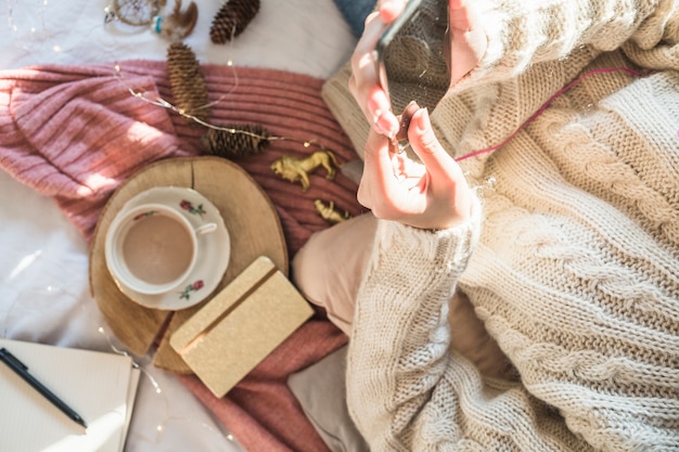 Mujer joven, sentado, en, manta, con, taza de café