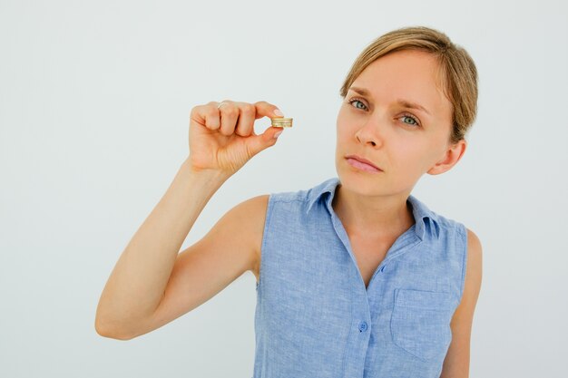 Mujer joven seria que sostiene la pila de monedas