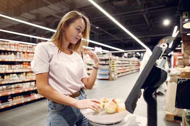 Mujer joven shoppong en supermercado