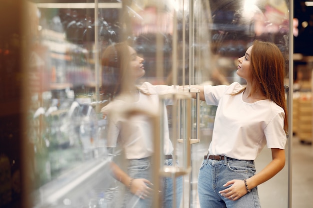 Foto gratuita mujer joven shoppong en supermercado