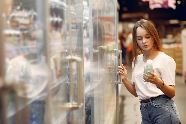 Mujer joven shoppong en supermercado