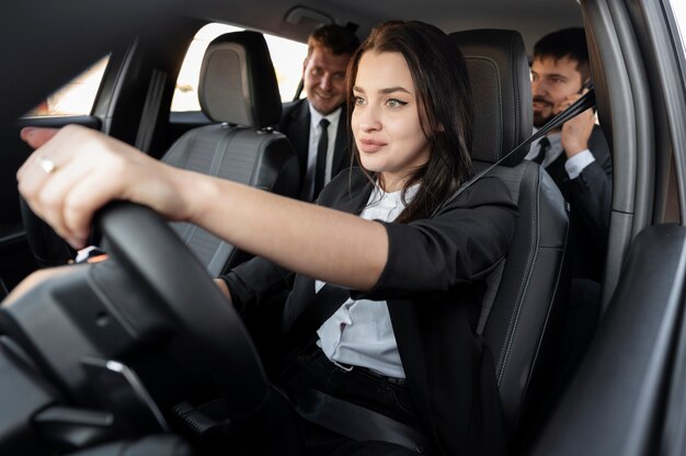 Mujer joven siendo un conductor uber para un cliente masculino