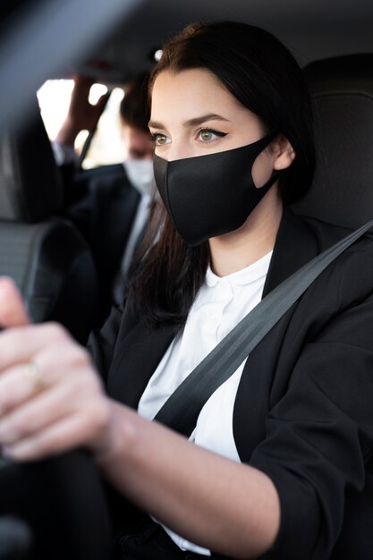 Mujer joven siendo un conductor uber para un cliente masculino