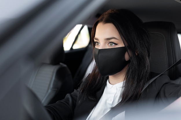 Foto gratuita mujer joven siendo un conductor uber