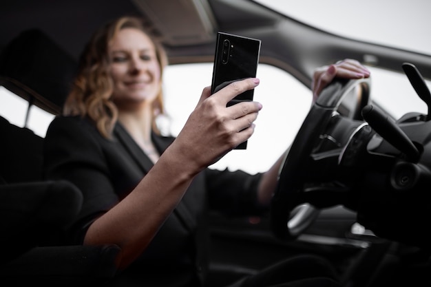 Mujer joven siendo un conductor uber