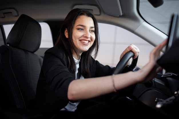 Foto gratuita mujer joven siendo un conductor uber