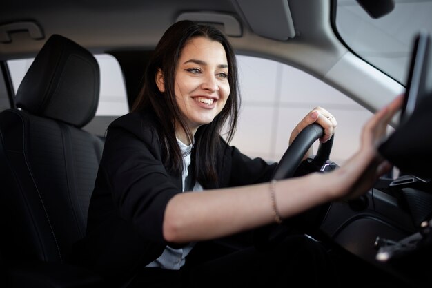 Mujer joven siendo un conductor uber
