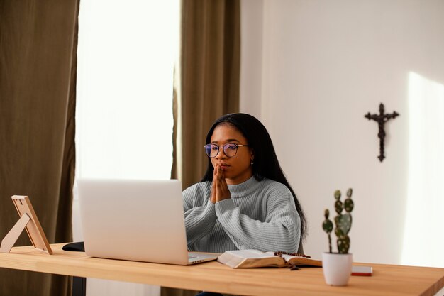 Mujer joven siendo espiritual en casa