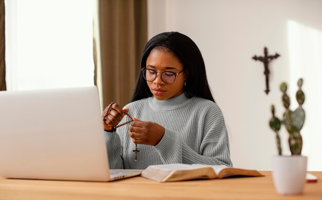 Mujer joven siendo espiritual en casa