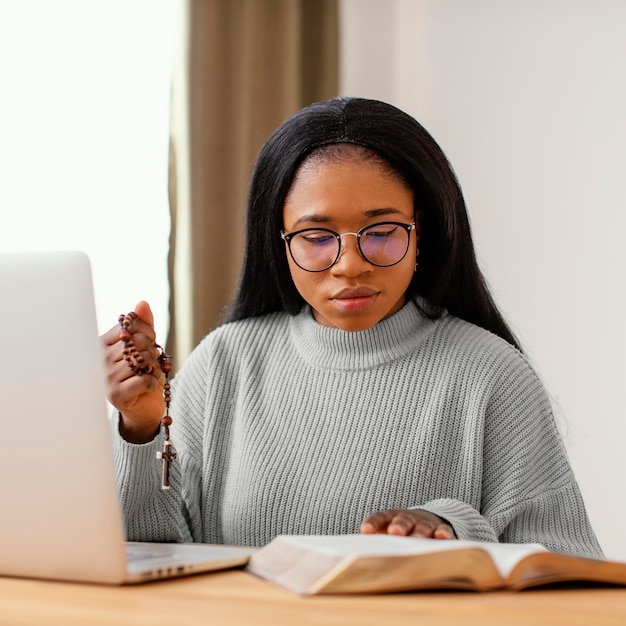 Foto gratuita mujer joven siendo espiritual en casa