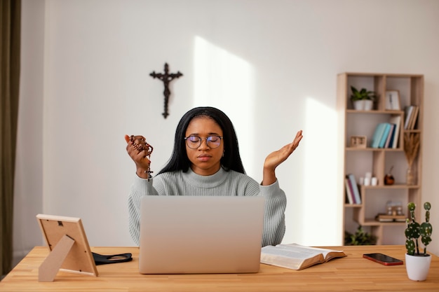 Mujer joven siendo espiritual en casa