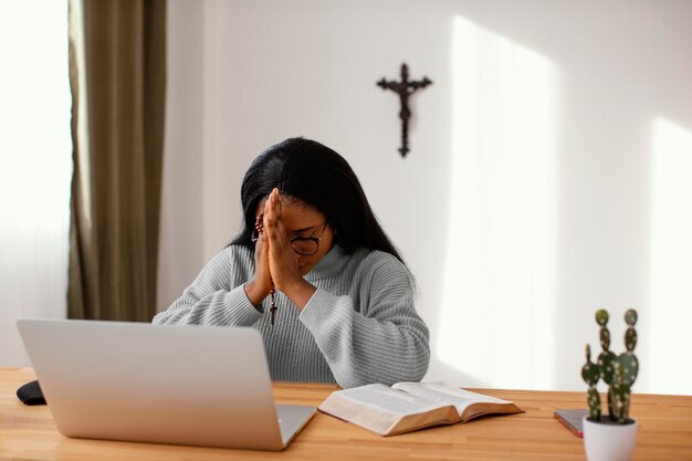 Foto gratuita mujer joven siendo espiritual en casa