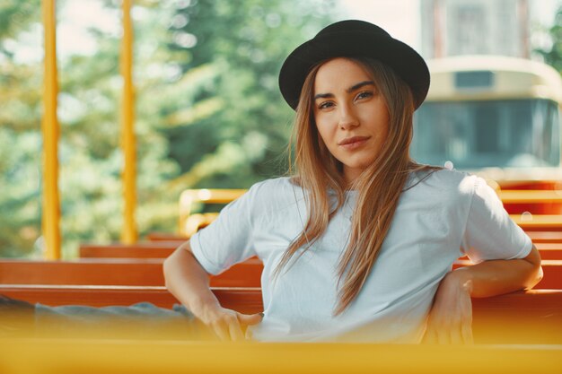 Mujer joven con sombrero en un city tour