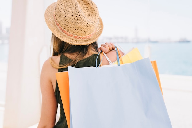 Foto gratuita mujer joven con sombrero de compras