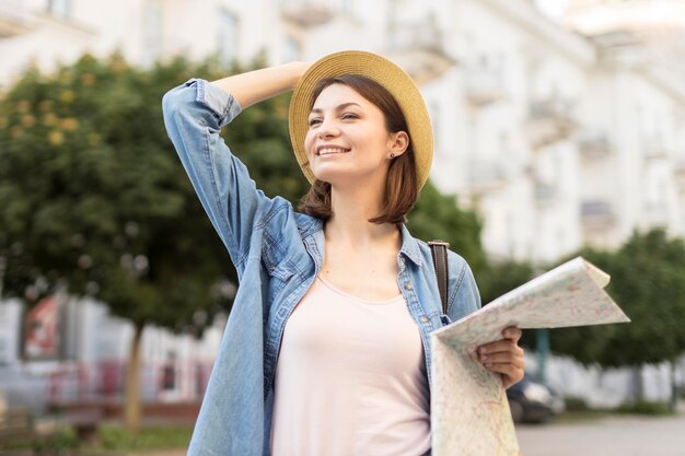 Mujer joven con sombrero feliz de viajar