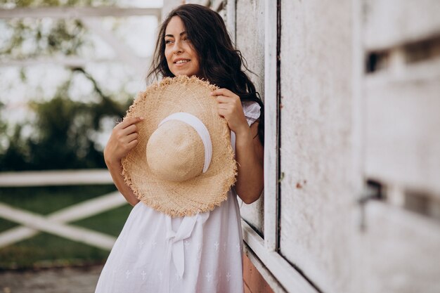 Mujer joven, en, sombrero, llevando, vestido, en, un, vacaciones