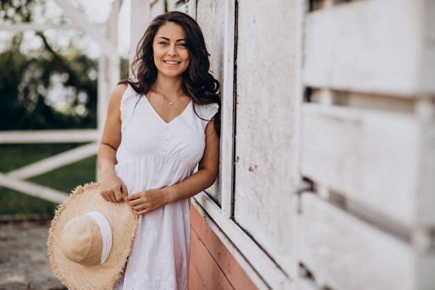 Mujer joven, en, sombrero, llevando, vestido, en, un, vacaciones