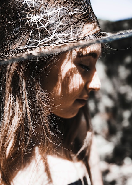 Foto gratuita mujer joven con sombrero de mago que cierra los ojos