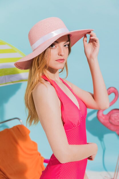 Mujer joven, en, sombrero, en, playa