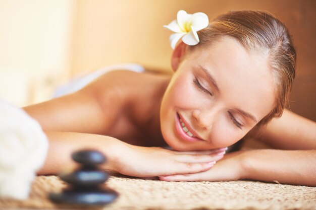 Mujer joven soñando despierta en el spa