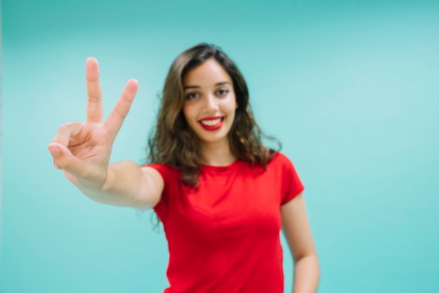 Mujer joven sonriendo y celebrando la victoria