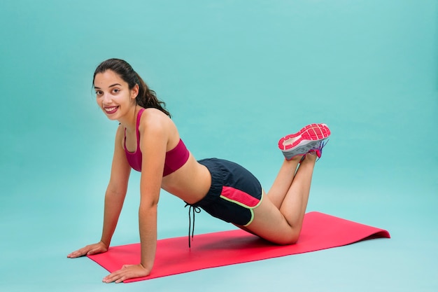 Foto gratuita mujer joven sonriendo y entrenando