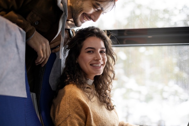 Mujer joven sonriendo mientras viaja en tren