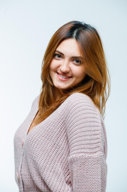 Mujer joven sonriendo y mirando confiado