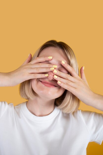 Mujer joven, sonriente, aislado, en, amarillo